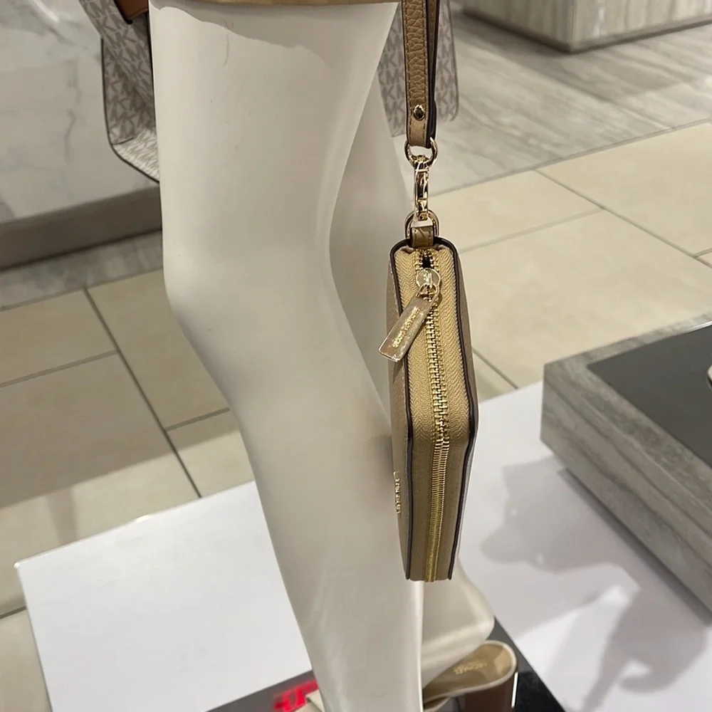 MICHAEL KORS LARGE TRAVEL CONTINENTAL WRISTLET WALLET PHONEHOLDER CAMEL